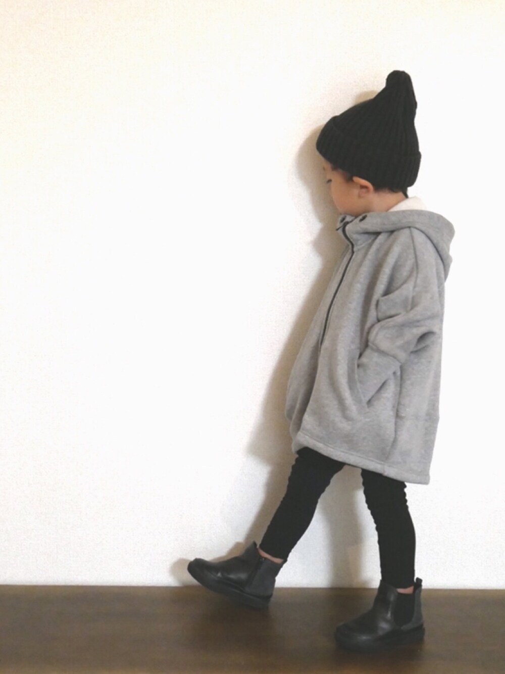 「秋服準備はじめました、男の子コーデ、ビックパーカー、3歳、サイドゴアブーツ、コムサイズム」｜「Right-onの【Champion】アクリルニットワッチ （ニットキャップ/ビーニー、ブラック系）」を使った、souta✭さん（キッズ・90cm）の秋コーディネートの1枚目の写真