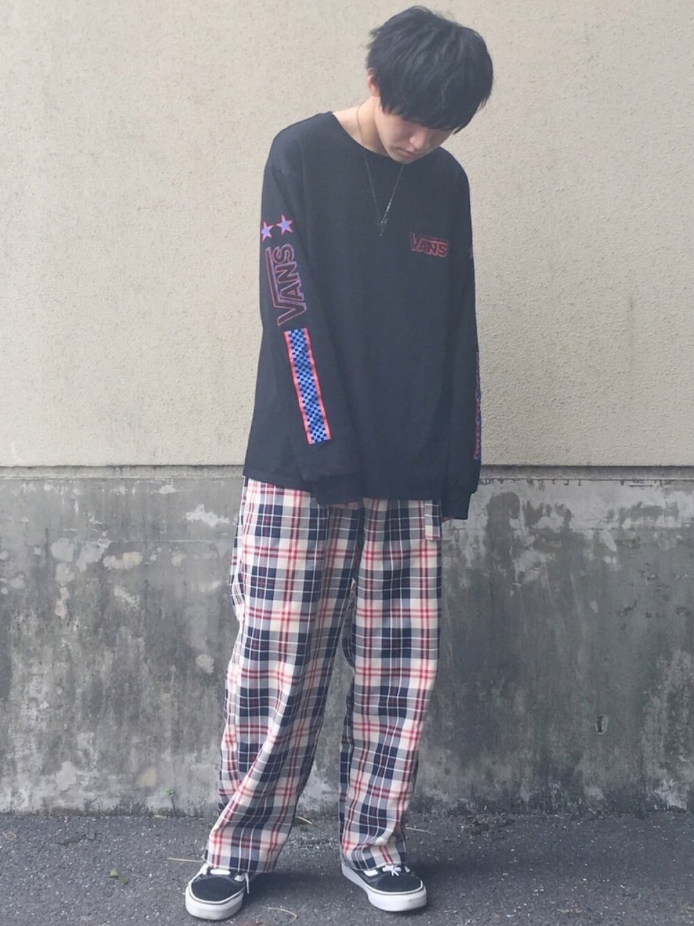 「秋のコーデ、ストリート、ビッグシルエット、ロンT、プリントT、チェック、ワイドパンツ、VANS、プチプラ、高校生」｜「VANSのVANS×SHIPS JET BLUE: 別注 リラックス スリーブプリントTシャツ◇（Tシャツ/カットソー、ブラック系）」を使った、eitoさん（メンズ・174cm）の秋コーディネートの1枚目の写真
