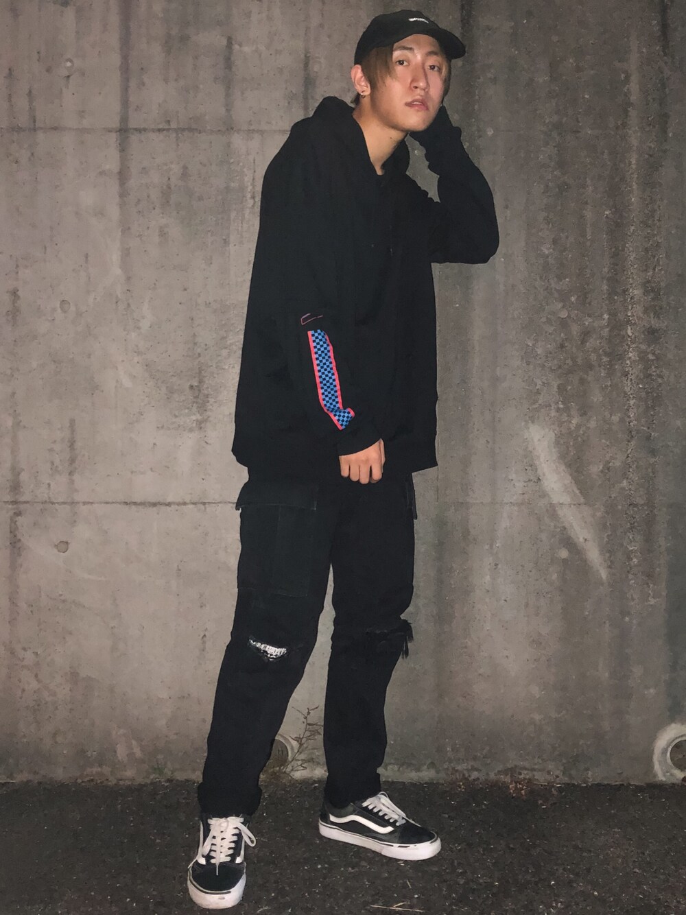「秋のコーデ、ストリート、ロック、ビッグシルエット、黒、ブラック、キャップ、プチプラ、高校生、チェック柄に恋してる」｜「GUのアイテム（パーカー、ブラック系）」を使った、eitoさん（メンズ・174cm）の秋コーディネートの1枚目の写真