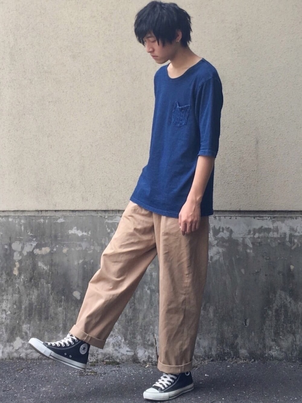 「夏コーデ、シンプル、ラフ、アースカラー、インディゴ、チノパン、ベージュ、コンバース、プチプラ、高校生」｜「？のアイテム（Tシャツ/カットソー、ブルー系）」を使った、eitoさん（メンズ・174cm）の夏コーディネートの1枚目の写真