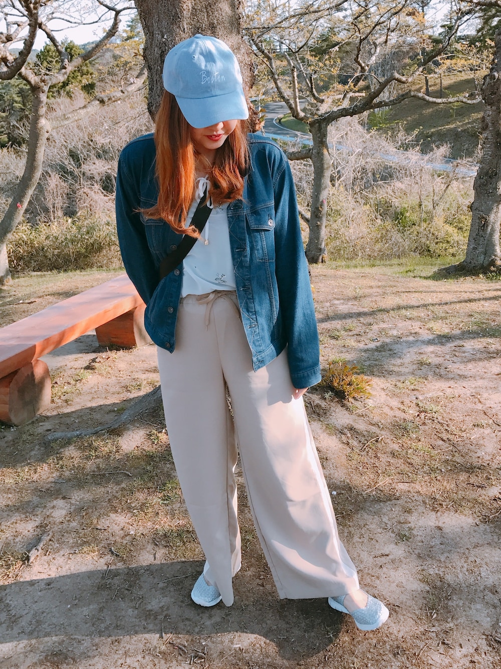 ブルー系のデニムジャケット、ホワイト系のシャツ/ブラウス、ベージュ系のパンツを着用したレディースの春コーディネートの1枚目の写真