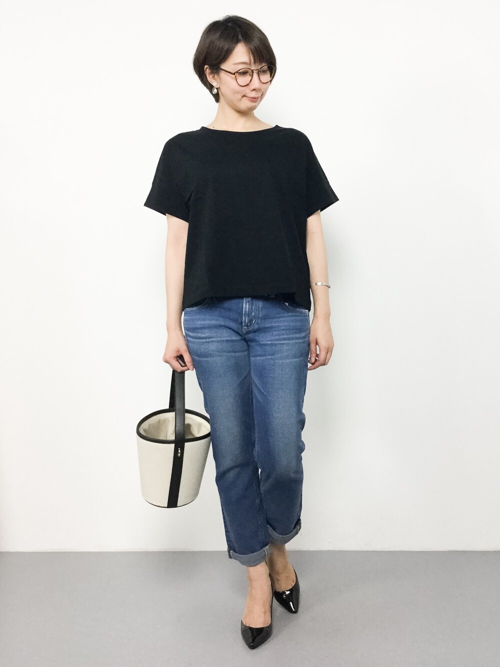 「デニム、パンプス、シンプル、Tシャツ、めがね、通勤コーデ、オフィスカジュアル、オトナカジュアル、バケツバッグ」｜「Leeの【ドラマ「A LIFE～愛しき人～」竹内結子さん着用】Lee SLIM TAPERED（デニムパンツ、ブルー系）」を使った、三由佳奈さん（レディース・160cm）の夏コーディネートの1枚目の写真