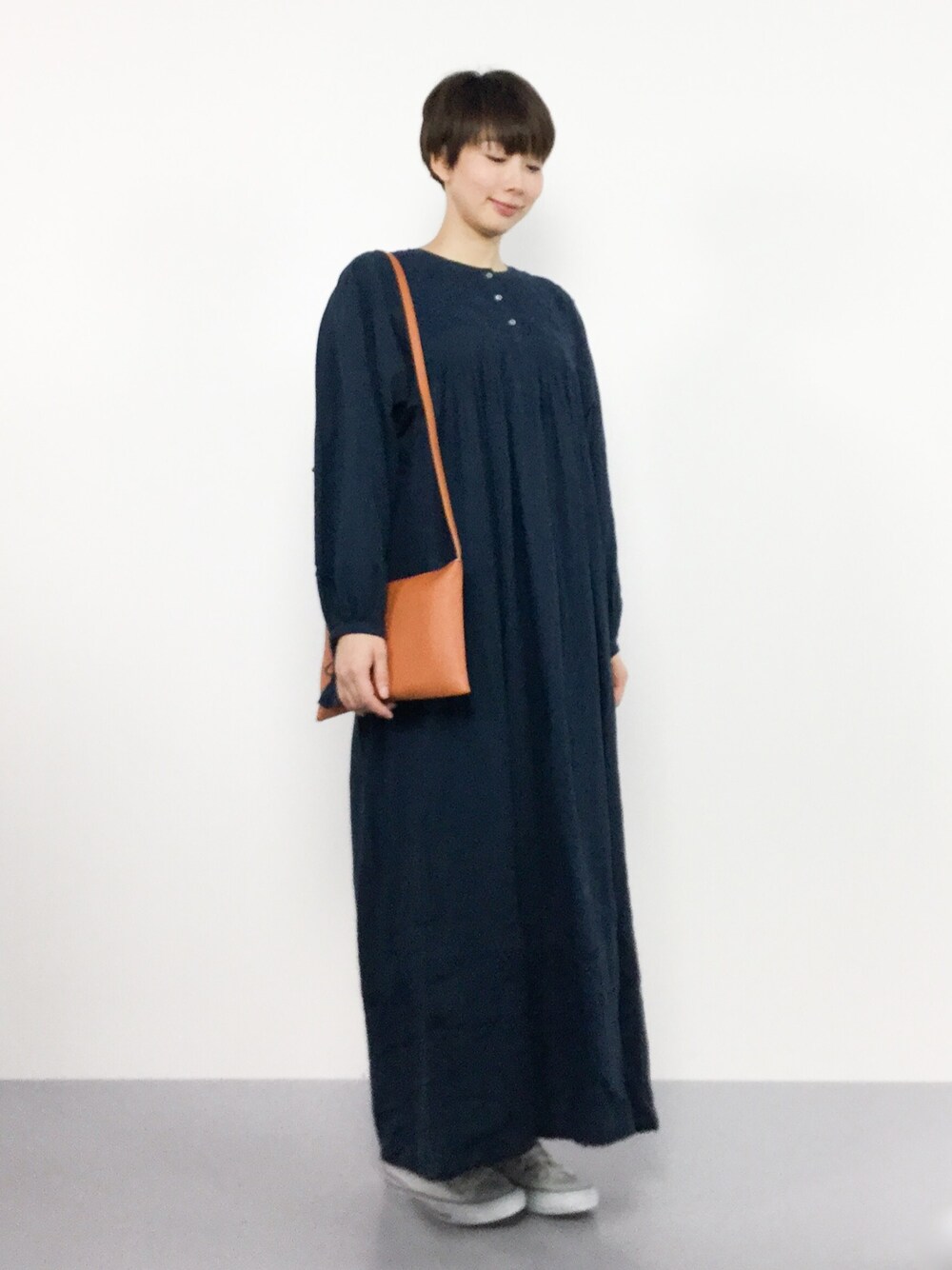 「スニーカー、ワンピース、カジュアル、ネイビー、ナチュラル、刺繍、休日コーデ、ママコーデ、秋、オトナ女子」｜「STAR MELAの【STAR MELA/スターメラ】 刺繍ワンピース#（ワンピース、ブルー系）」を使った、三由佳奈さん（レディース・160cm）の夏コーディネートの1枚目の写真