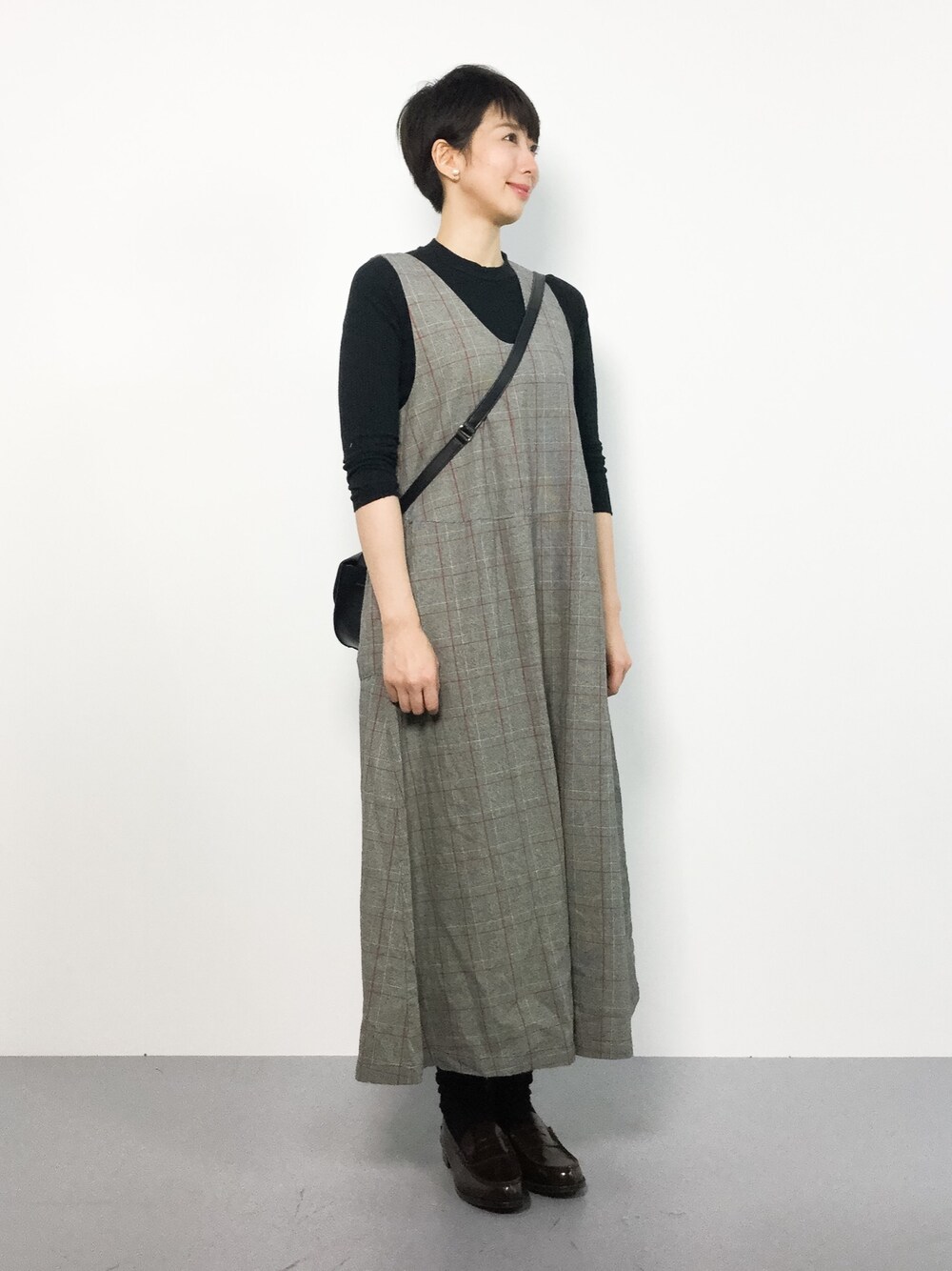 「グレー、オールインワン、黒、大人カジュアル、グレンチェック、シンプルコーデ、秋服、ママコーデ、秋コーデ、オトナ女子」｜「chambre de charmeのcdc ポコポコチェック　オールインワン（つなぎ/オールインワン、その他）」を使った、三由佳奈さん（レディース・160cm）の秋コーディネートの1枚目の写真