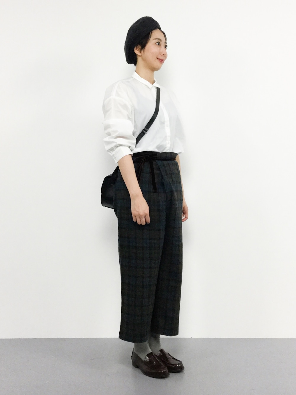 「ベレー帽、ローファー、白、大人カジュアル、チェックパンツ、茶色、パンツスタイル、ナチュラルスタイル、シャツスタイル、秋コーデ」｜「BEAMS BOYのBEAMS BOY / ウール タータンチェック ラップパンツ（その他パンツ、ブラウン系）」を使った、三由佳奈さん（レディース・160cm）の秋コーディネートの1枚目の写真