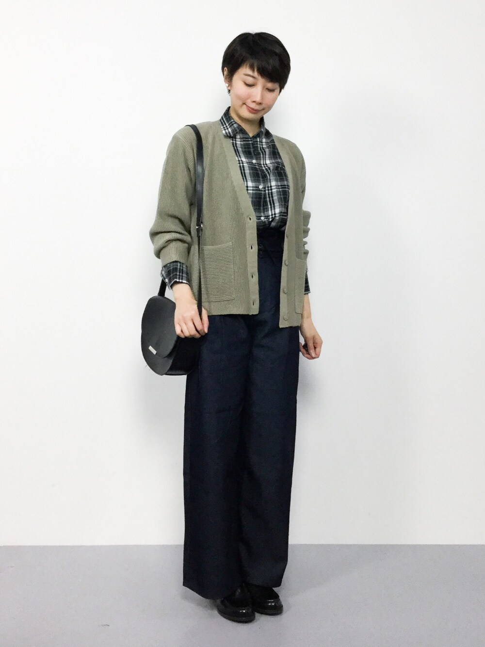 「カーディガン、ニット、チェックシャツ、ベージュ、ローファー、デニムパンツ、アースカラー、シンプルコーデ、ナチュラルスタイル、秋コーデ」｜「KBF+のKBF+ タック編みカーディガン（カーディガン/ボレロ、ベージュ系）」を使った、三由佳奈さん（レディース・160cm）の秋コーディネートの1枚目の写真
