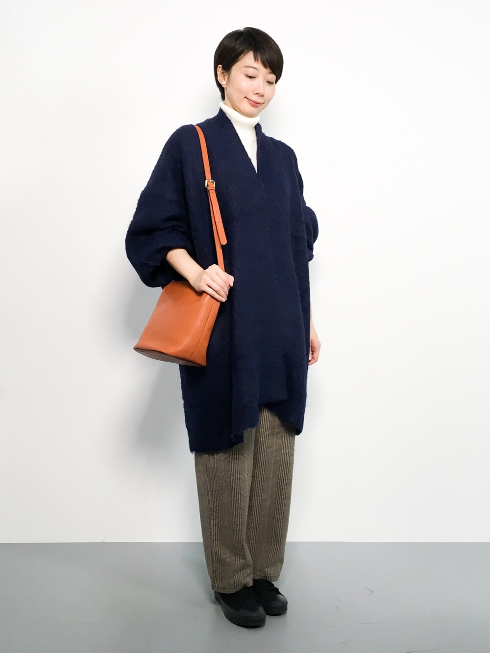 「ニット、ネイビー、大人カジュアル、ワイドパンツ、茶色、グレンチェック、シンプルコーデ、秋服、秋コーデ、コーディガン」｜「PAR ICIのスラブツイルタックパンツ（その他パンツ、その他）」を使った、三由佳奈さん（レディース・160cm）の秋コーディネートの1枚目の写真