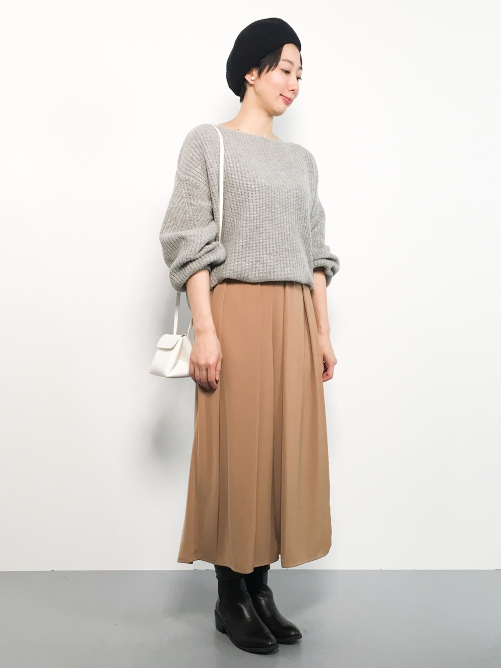 「ニット、グレー、ベレー帽、大人カジュアル、キャメル、シンプルコーデ、ナチュラルスタイル、秋服、秋コーデ、ガウチョ」｜「Luz Llenaの[ウール混]袖ボリュームニットトップス（ニット/セーター、グレー系）」を使った、三由佳奈さん（レディース・160cm）の秋コーディネートの1枚目の写真