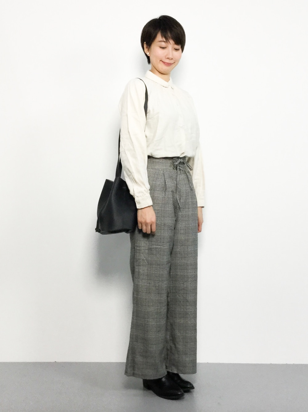 「グレー、白、チュニック、ワイドパンツ、グレンチェック、シンプルコーデ、ナチュラルスタイル、秋服、シャツコーデ、秋コーデ」｜「Green　Parksの・m レースアップグレンチェックワイドパンツ（その他パンツ、グレー系）」を使った、三由佳奈さん（レディース・160cm）の秋コーディネートの1枚目の写真