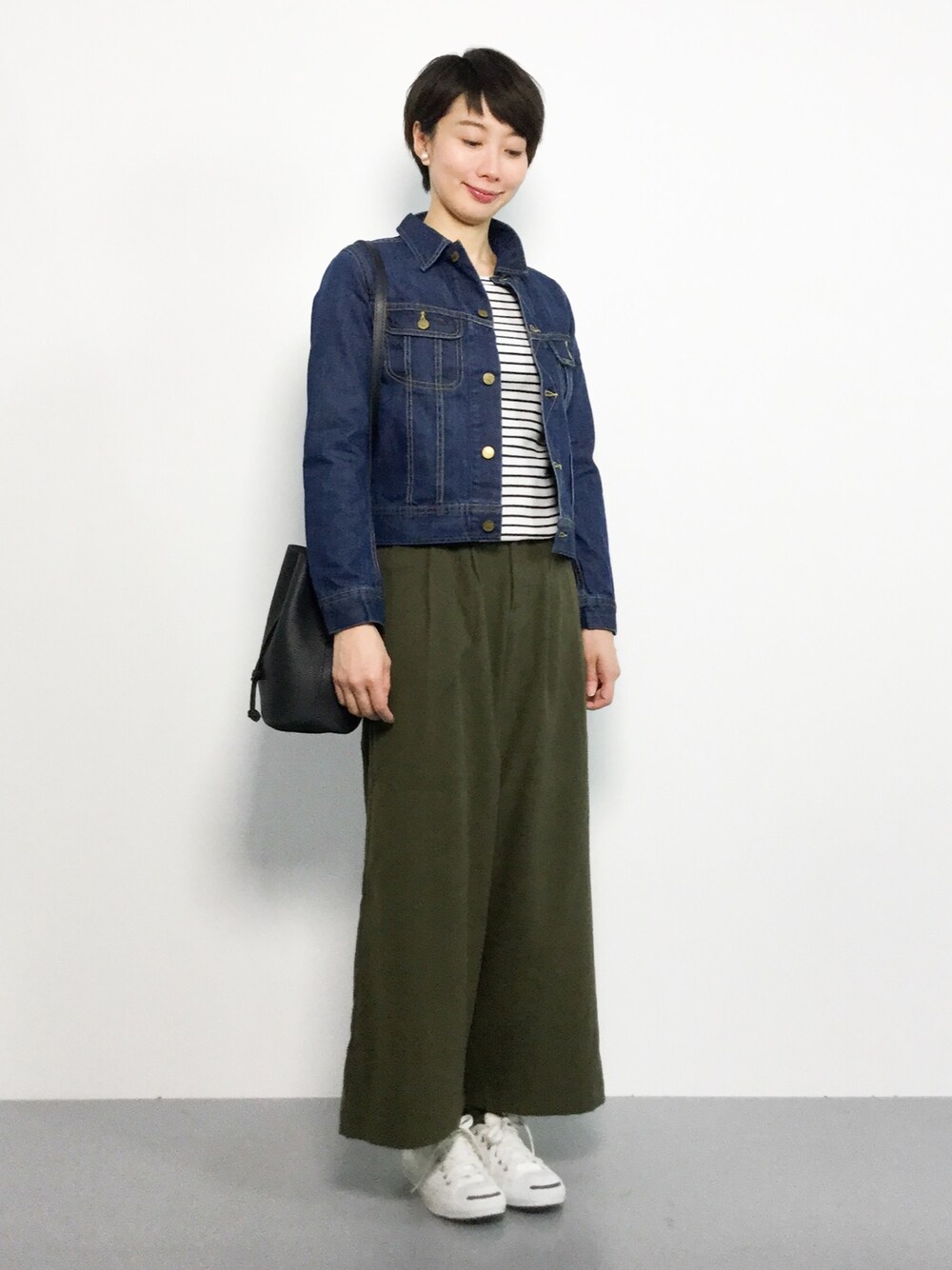 「デニムジャケット、大人カジュアル、カーキ、Gジャン、ワイドパンツ、ボーダートップス、シンプルコーデ、ナチュラルスタイル、秋服、秋コーデ」｜「210nouveのベルト付きタックワイドパンツ（その他パンツ、グリーン系）」を使った、三由佳奈さん（レディース・160cm）の秋コーディネートの1枚目の写真