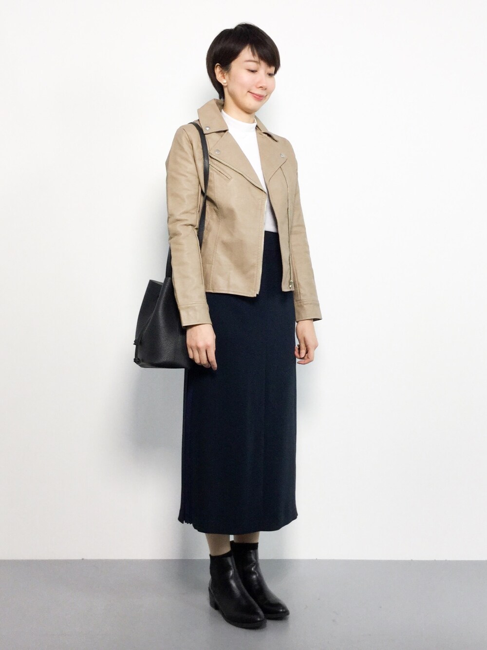 「ベージュ、ネイビー、ショートブーツ、ライダースジャケット、大人カジュアル、ロングスカート、シンプルコーデ、秋服、秋コーデ」｜「URBAN RESEARCHのサイドプリーツレースアップロングスカート（スカート、ブルー系）」を使った、三由佳奈さん（レディース・160cm）の秋コーディネートの1枚目の写真