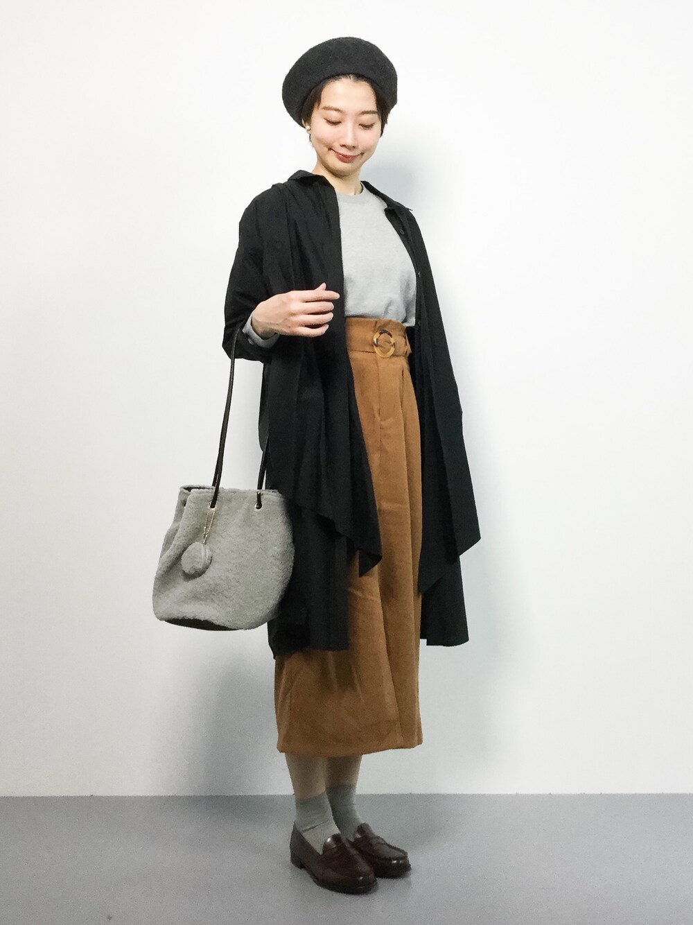 「スウェット、グレー、ベレー帽、ローファー、黒、大人カジュアル、茶色、秋服、ミモレ丈スカート、秋コーデ」｜「URBAN RESEARCH ROSSO WOMENの【GISELe掲載】3WAYシャツワンピース（シャツワンピース、ブラック系）」を使った、三由佳奈さん（レディース・160cm）の秋コーディネートの1枚目の写真