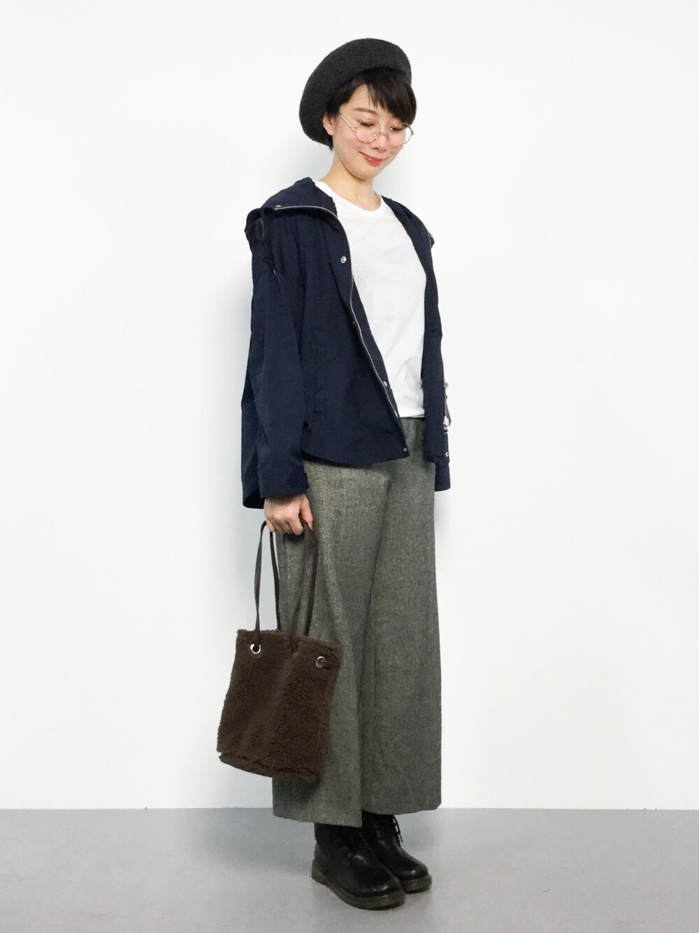 「マウンテンパーカー、ベレー帽、大人カジュアル、ツイードパンツ、ワイドパンツ、シンプルコーデ、ナチュラルスタイル、秋服、秋コーデ、ネイビーブルゾン」｜「coenの【先行販売】ボア巾着ショルダーバッグ（ショルダーバッグ、ブラウン系）」を使った、三由佳奈さん（レディース・160cm）の秋コーディネートの1枚目の写真