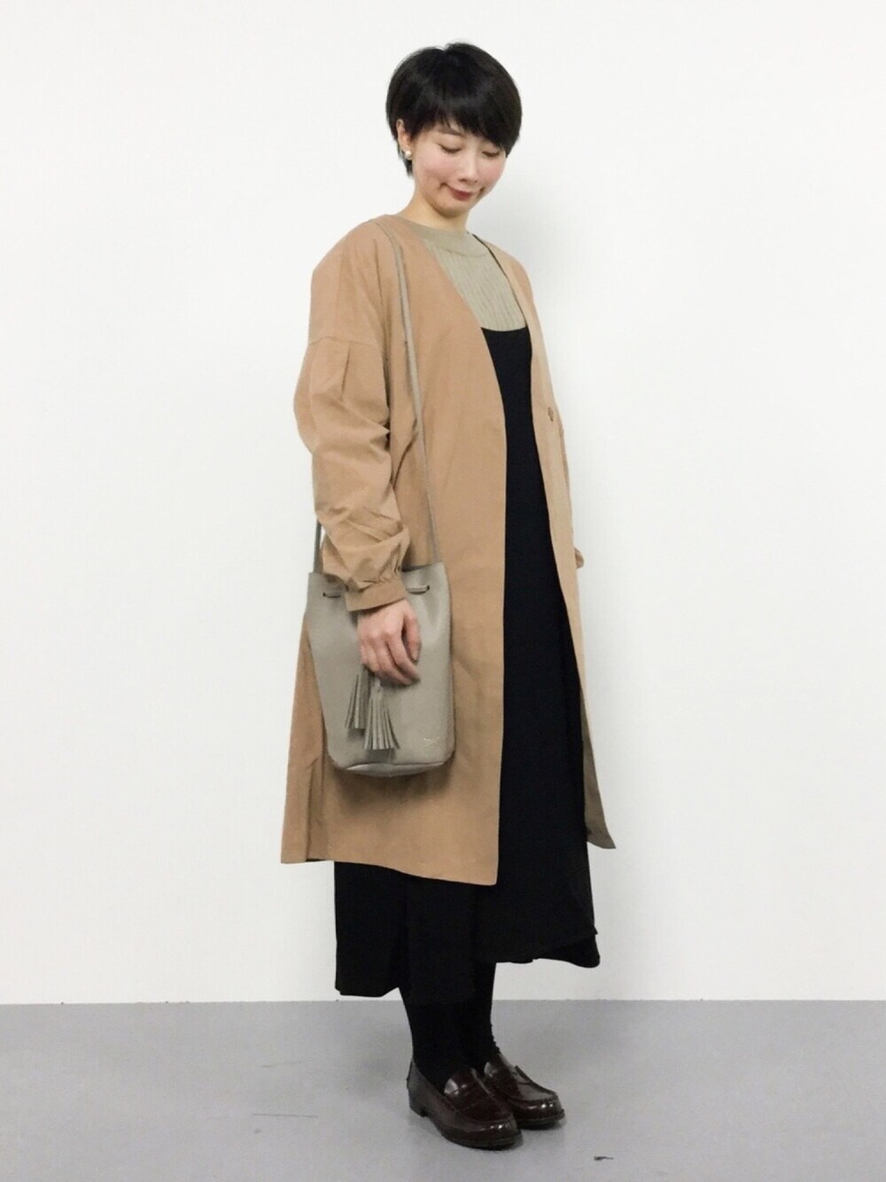 「ベージュ、大人カジュアル、ノーカラーコート、リブニット、シンプルコーデ、ナチュラルスタイル、秋服、黒ワンピース、秋コーデ、秋冬コーデ」｜「Andemiuの【WEB限定】２ＷＡＹリボンキャミワンピース776612（ワンピース、ブラック系）」を使った、三由佳奈さん（レディース・160cm）の秋コーディネートの1枚目の写真