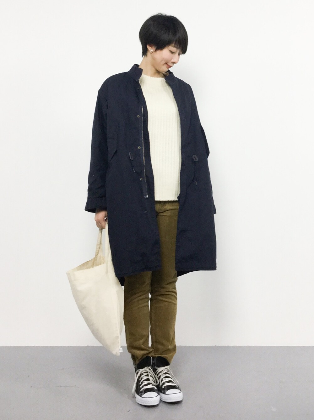 「モッズコート、セーター、ネイビー、白、コーデュロイパンツ、キャメル、リブニット、秋服、秋冬、秋コーデ」｜「coenの2WAYノーカラーモッズコート（モッズコート、ブルー系）」を使った、三由佳奈さん（レディース・160cm）の秋コーディネートの1枚目の写真