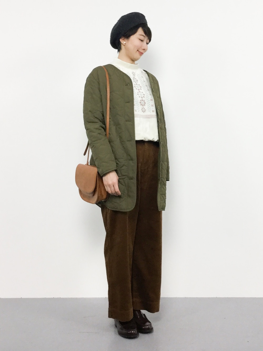 「ブラウス、コーデュロイ、キルティング、秋のコーデ、刺繍、カーキ、ワイドパンツ、ベロア、秋服、秋コーデ」｜「SpRayの太コールワイドパンツ（その他パンツ、イエロー系）」を使った、三由佳奈さん（レディース・160cm）の秋コーディネートの1枚目の写真