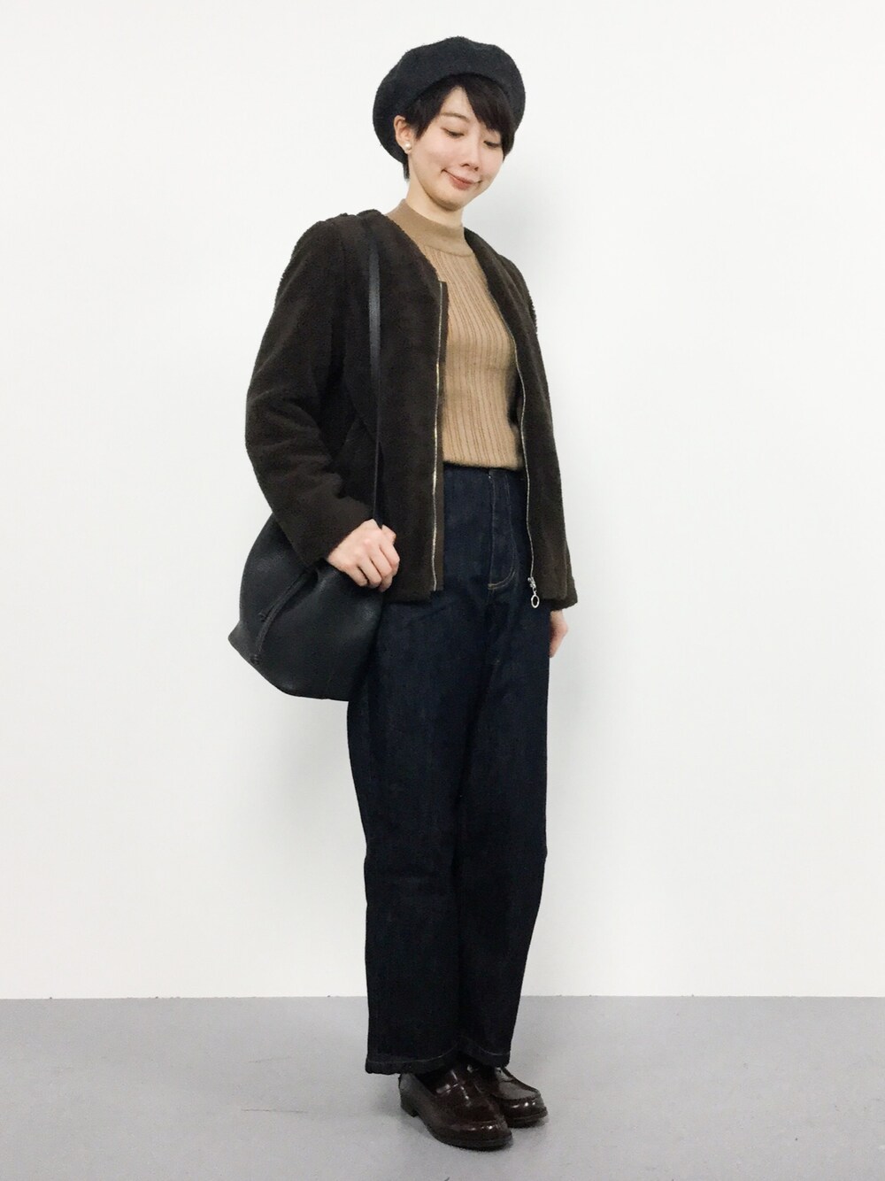 「ベージュ、大人カジュアル、デニムパンツ、茶色、リブニット、ボアジャケット、シンプルコーデ、ナチュラルスタイル、秋服、秋コーデ」｜「My Fav. CHILD WOMANの12.5OZ　デニムハイウエストパンツ（デニムパンツ、ブルー系）」を使った、三由佳奈さん（レディース・160cm）の秋コーディネートの1枚目の写真