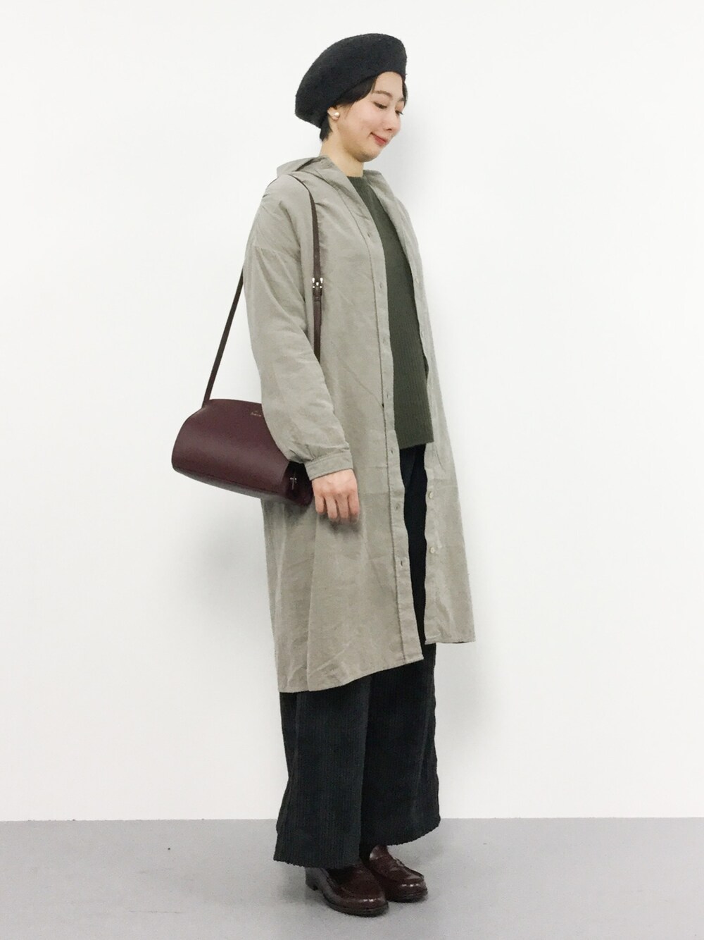 グレー系のシャツワンピース、レッド系のショルダーバッグを着用したレディースの秋コーディネートの1枚目の写真