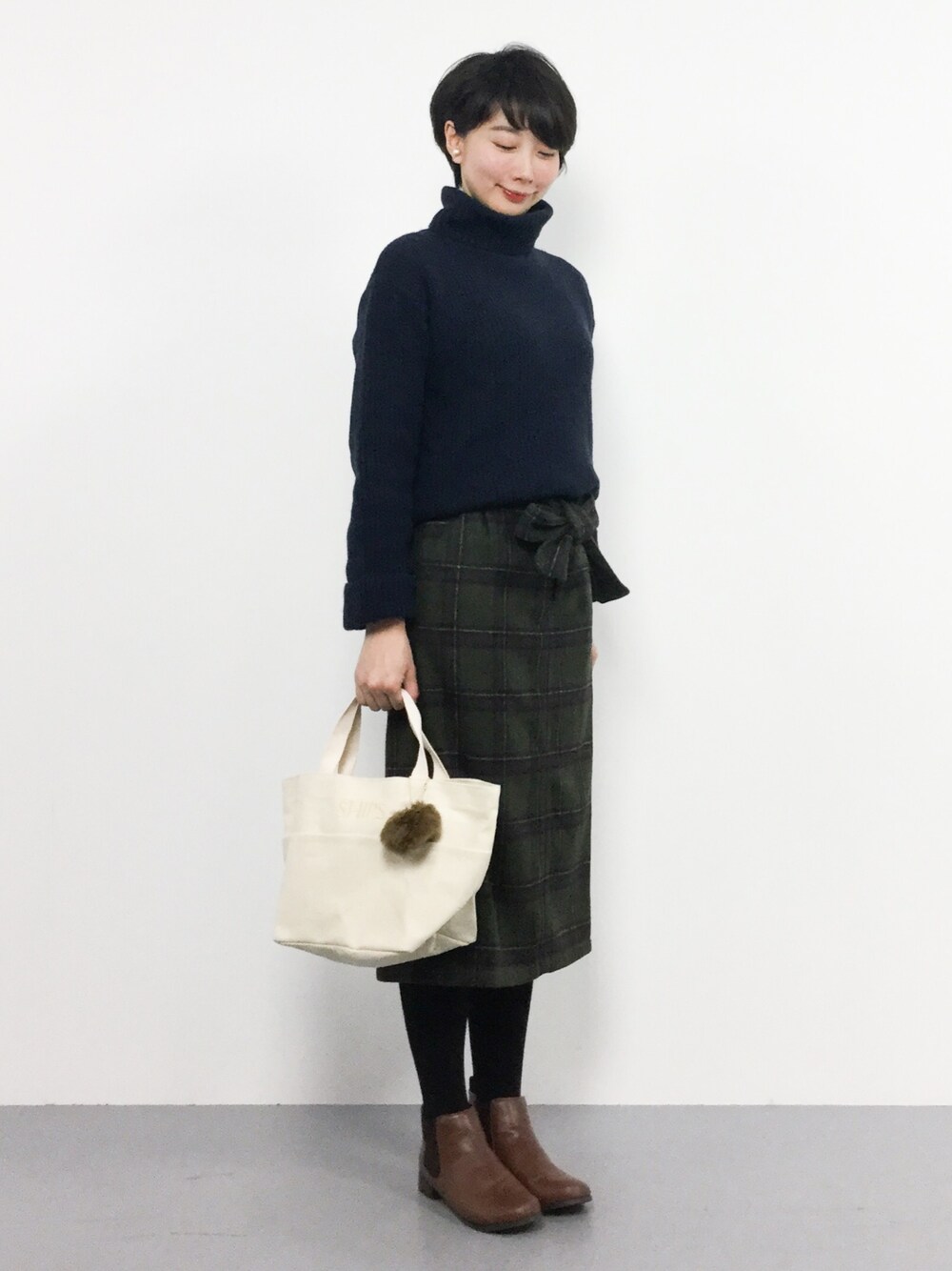 「ネイビー、大人カジュアル、カーキ、タートルネックニット、シンプルコーデ、ナチュラルスタイル、秋服、秋コーデ、秋冬コーデ、タータンチェックスカート」｜「UNRELISHのもちもちタートルリブニット（ニット/セーター、ブルー系）」を使った、三由佳奈さん（レディース・160cm）の秋コーディネートの1枚目の写真