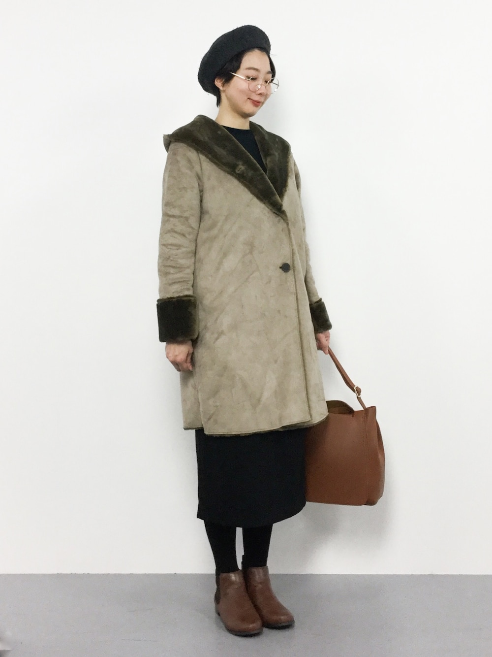 「スカート、ベレー帽、めがね、ショートブーツ、大人カジュアル、ムートンコート、ナチュラルスタイル、秋服、秋コーデ、秋冬コーデ」｜「LOWRYS FARMのＦＬワンショルダー　774646 （ショルダーバッグ、ブラウン系）」を使った、三由佳奈さん（レディース・160cm）の秋コーディネートの1枚目の写真