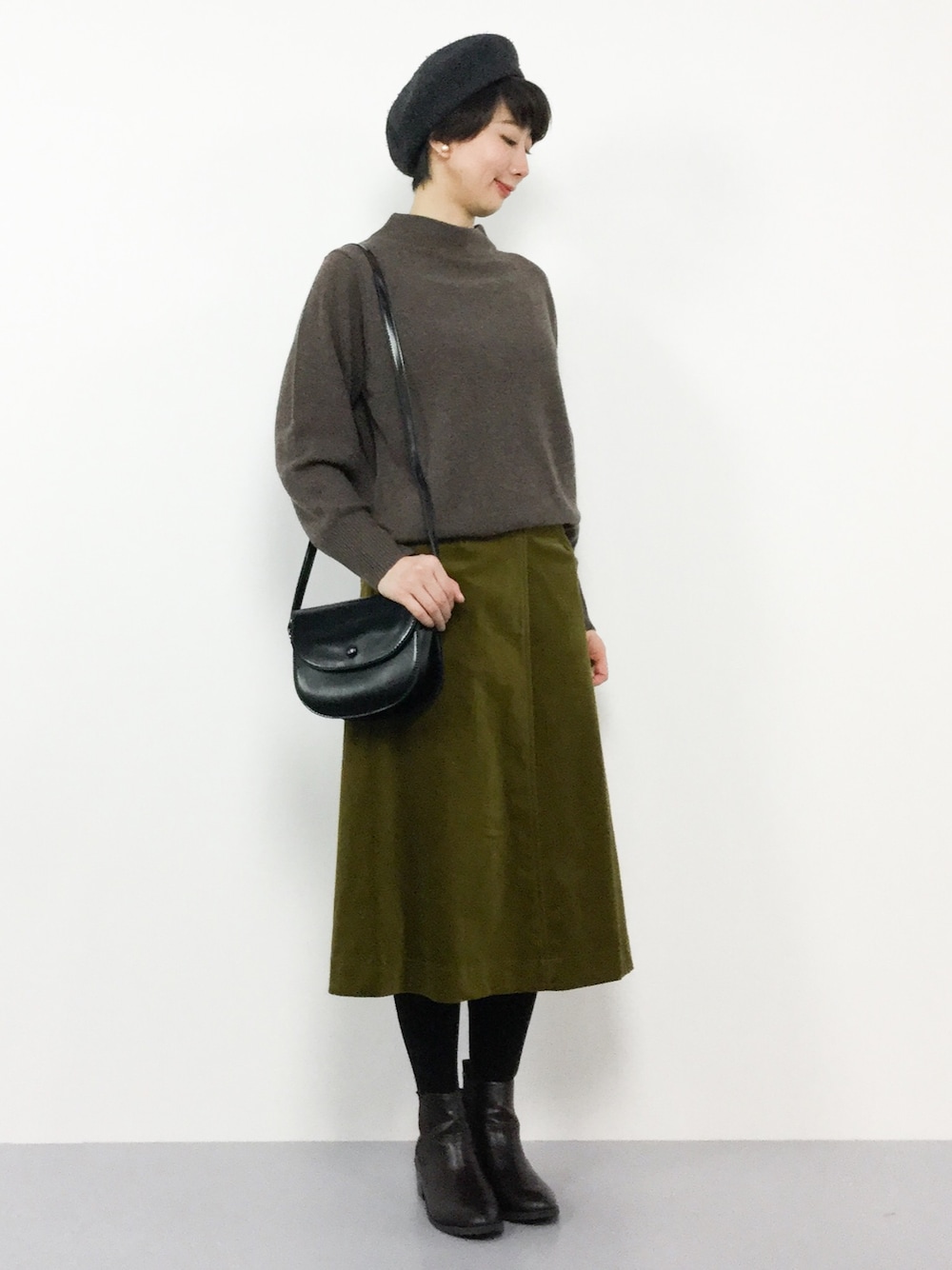 「ベレー帽、大人カジュアル、カーキ、茶色、コーデュロイスカート、シンプルコーデ、秋服、秋コーデ、秋冬コーデ、ボトルネックニット」｜「merlot plusのミニショルダーバッグ2248（ショルダーバッグ、ブラック系）」を使った、三由佳奈さん（レディース・160cm）の秋コーディネートの1枚目の写真