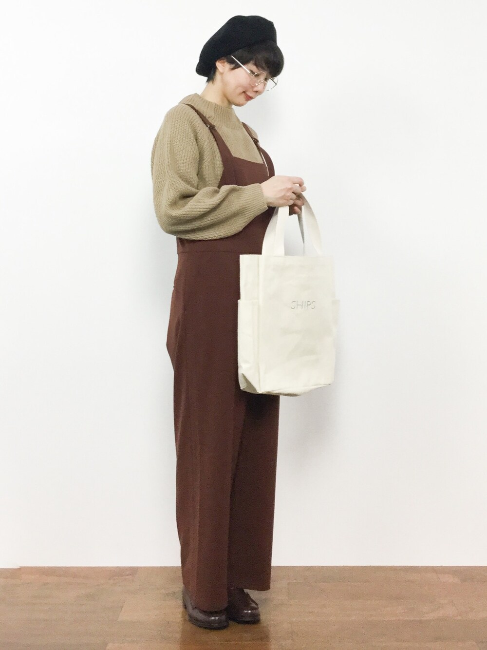 「ニット、セーター、オールインワン、トートバック、キャメル、茶色、秋服、秋コーデ、秋冬コーデ」｜「titivateのﾎﾞﾄﾙﾈｯｸﾆｯﾄﾌﾟﾙｵｰﾊﾞｰ（ニット/セーター、ベージュ系）」を使った、三由佳奈さん（レディース・160cm）の秋コーディネートの1枚目の写真