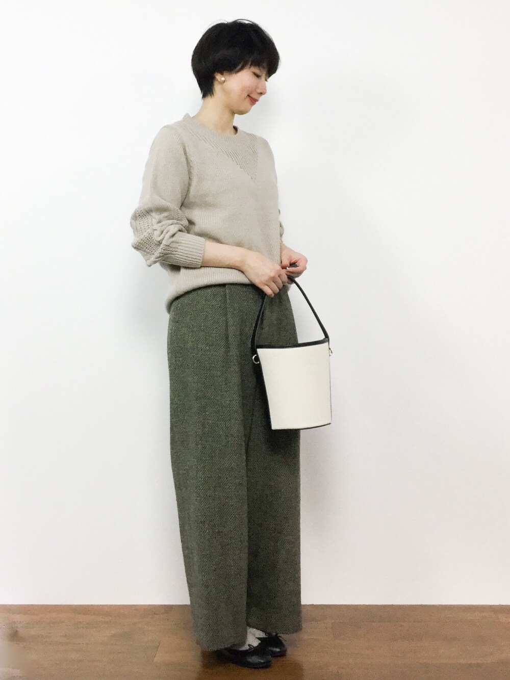 「セーター、ベージュ、ケーブルニット、大人カジュアル、カーキ、ツイードパンツ、ワイドパンツ、秋服、秋コーデ、秋冬コーデ」｜「LEPSIMの5Gボリュームガラスリーブプルオーバー　773056（ニット/セーター、ベージュ系）」を使った、三由佳奈さん（レディース・160cm）の秋コーディネートの1枚目の写真