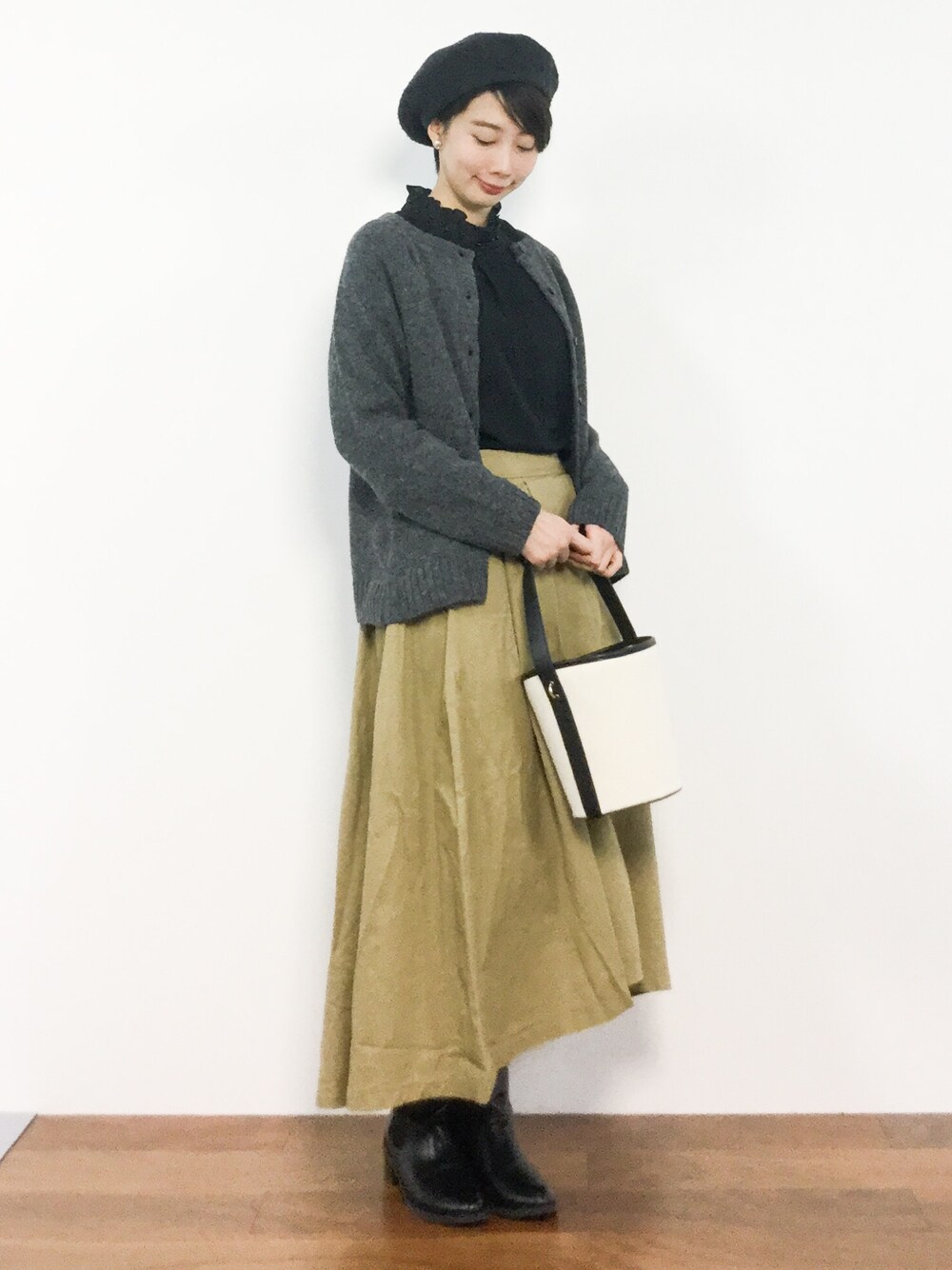 「カーディガン、ニット、フレアスカート、グレー、ベージュ、シンプルコーデ、秋服、オトナカジュアル、秋コーデ、秋冬コーデ」｜「MERLOTのテールカットマキシスカート4922（スカート、ベージュ系）」を使った、三由佳奈さん（レディース・160cm）の秋コーディネートの1枚目の写真