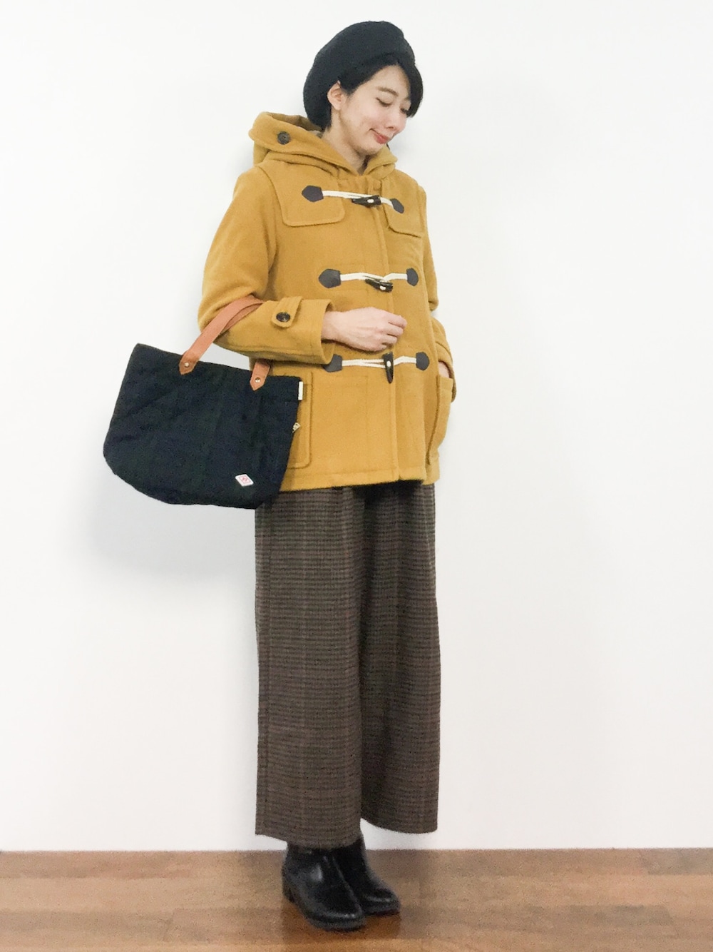 イエロー系のダッフルコート、その他のトートバッグ、ブラウン系のその他パンツを着用したレディースの秋コーディネートの1枚目の写真