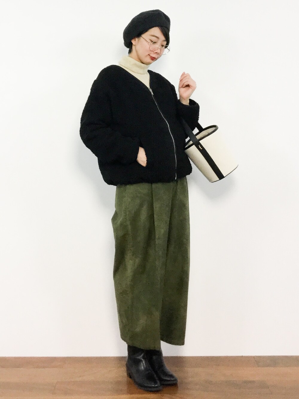 「テーパードパンツ、ベレー帽、めがね、黒、大人カジュアル、ボアジャケット、カーキパンツ、秋服、秋冬コーデ、アキコーデ」｜「note et silence のムラ染め起毛 太タックテーパードパンツ（その他パンツ、グリーン系）」を使った、三由佳奈さん（レディース・160cm）の秋コーディネートの1枚目の写真