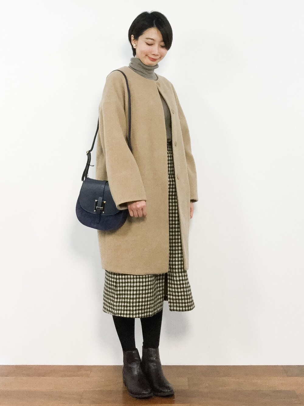 「チェック、ベージュ、ショートブーツ、大人カジュアル、ノーカラーコート、シンプルコーデ、ナチュラルスタイル、秋服、秋コーデ、秋冬コーデ」｜「mysty womanのウールモッサノーカラーオーバーコート（その他アウター、ベージュ系）」を使った、三由佳奈さん（レディース・160cm）の秋コーディネートの1枚目の写真