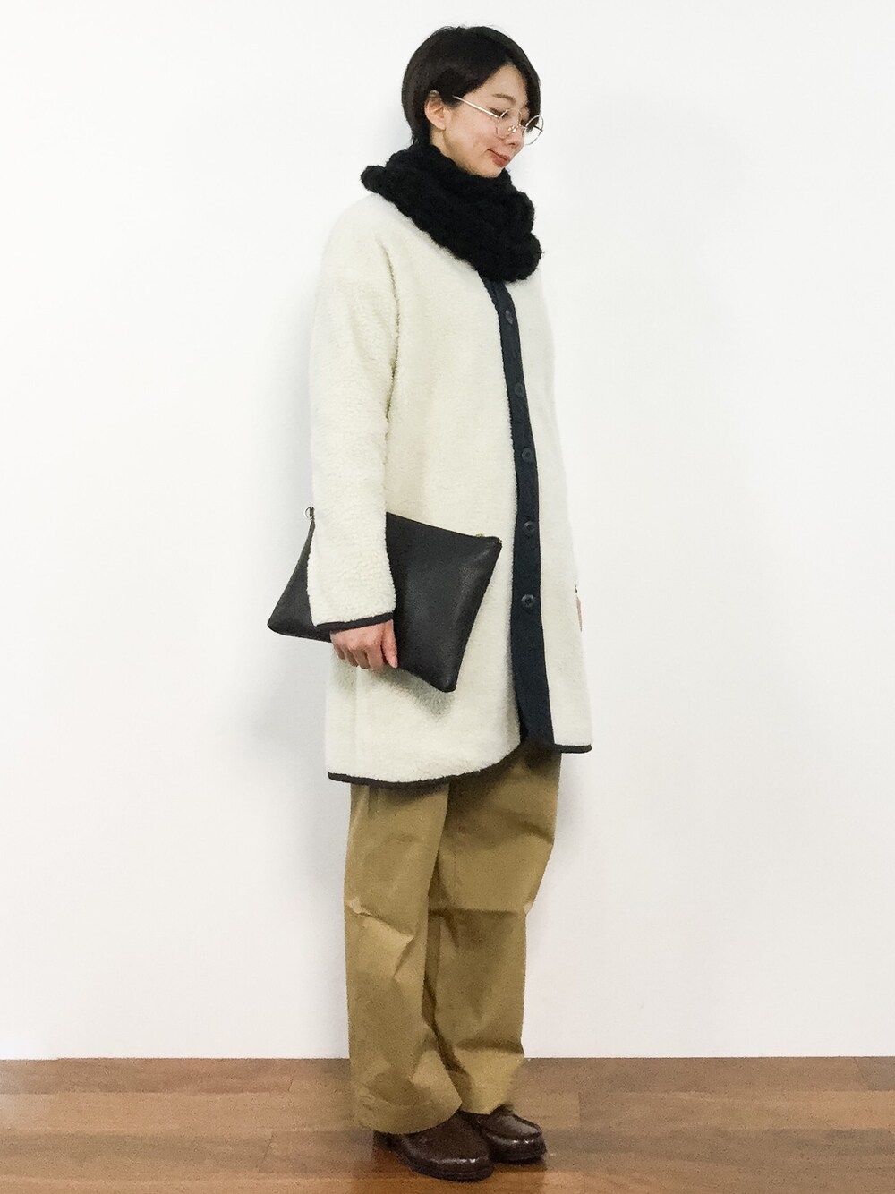 「チノパン、ベージュ、ローファー、白、大人カジュアル、シンプルコーデ、秋服、秋コーデ、秋冬コーデ、ボアコート」｜「SEVENDAYS=SUNDAYの・リバーシブル Vネックキルティングコート（ノーカラージャケット、ブルー系）」を使った、三由佳奈さん（レディース・160cm）の秋コーディネートの1枚目の写真