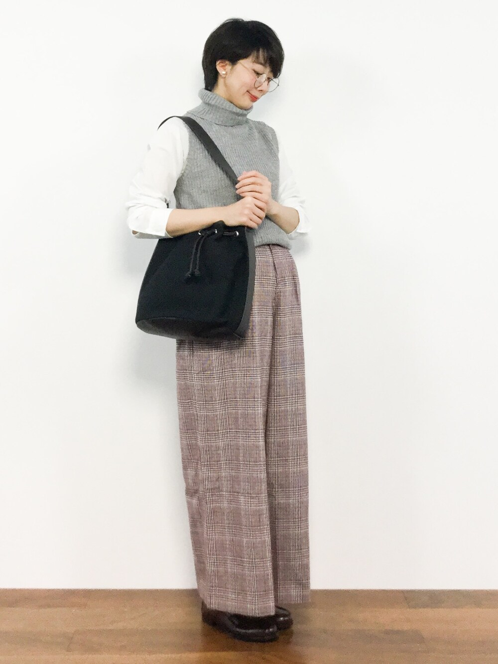 「グレー、大人カジュアル、ワイドパンツ、チェックパンツ、ニットベスト、シンプルコーデ、ナチュラルスタイル、秋服、秋コーデ、秋冬コーデ」｜「jouetieのバックベルトワイドパンツ（その他パンツ、その他）」を使った、三由佳奈さん（レディース・160cm）の秋コーディネートの1枚目の写真