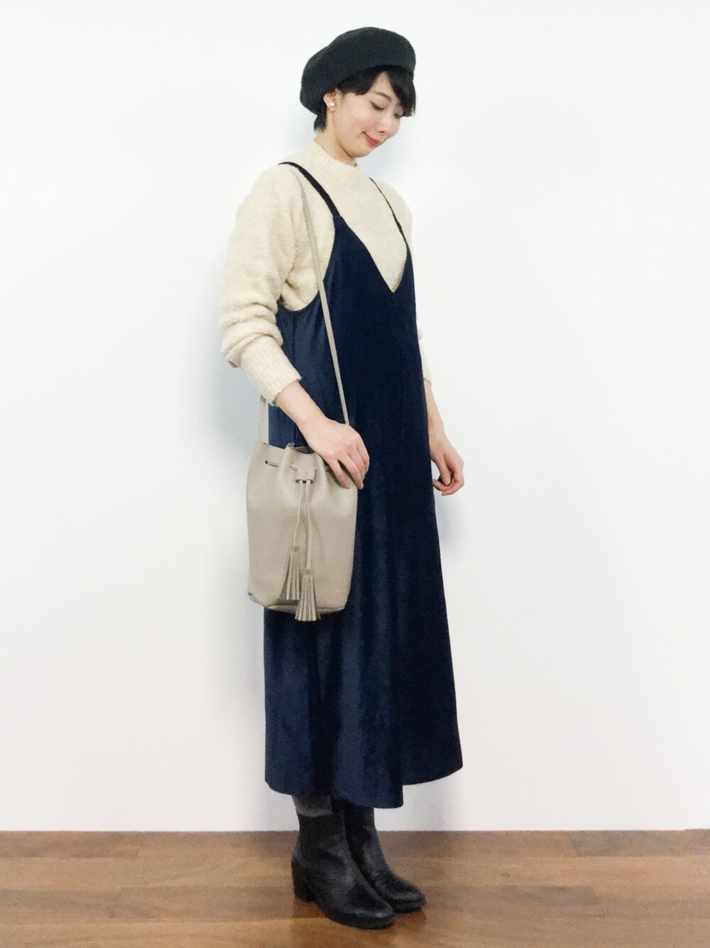 「ベレー帽、ネイビー、大人カジュアル、シンプルコーデ、ナチュラルスタイル、秋服、ベージュニット、秋コーデ、秋冬コーデ、ベロアサロペット」｜「Factor=のFactor＝ベロアサロペ（サロペット/オーバーオール、ブルー系）」を使った、三由佳奈さん（レディース・160cm）の冬コーディネートの1枚目の写真