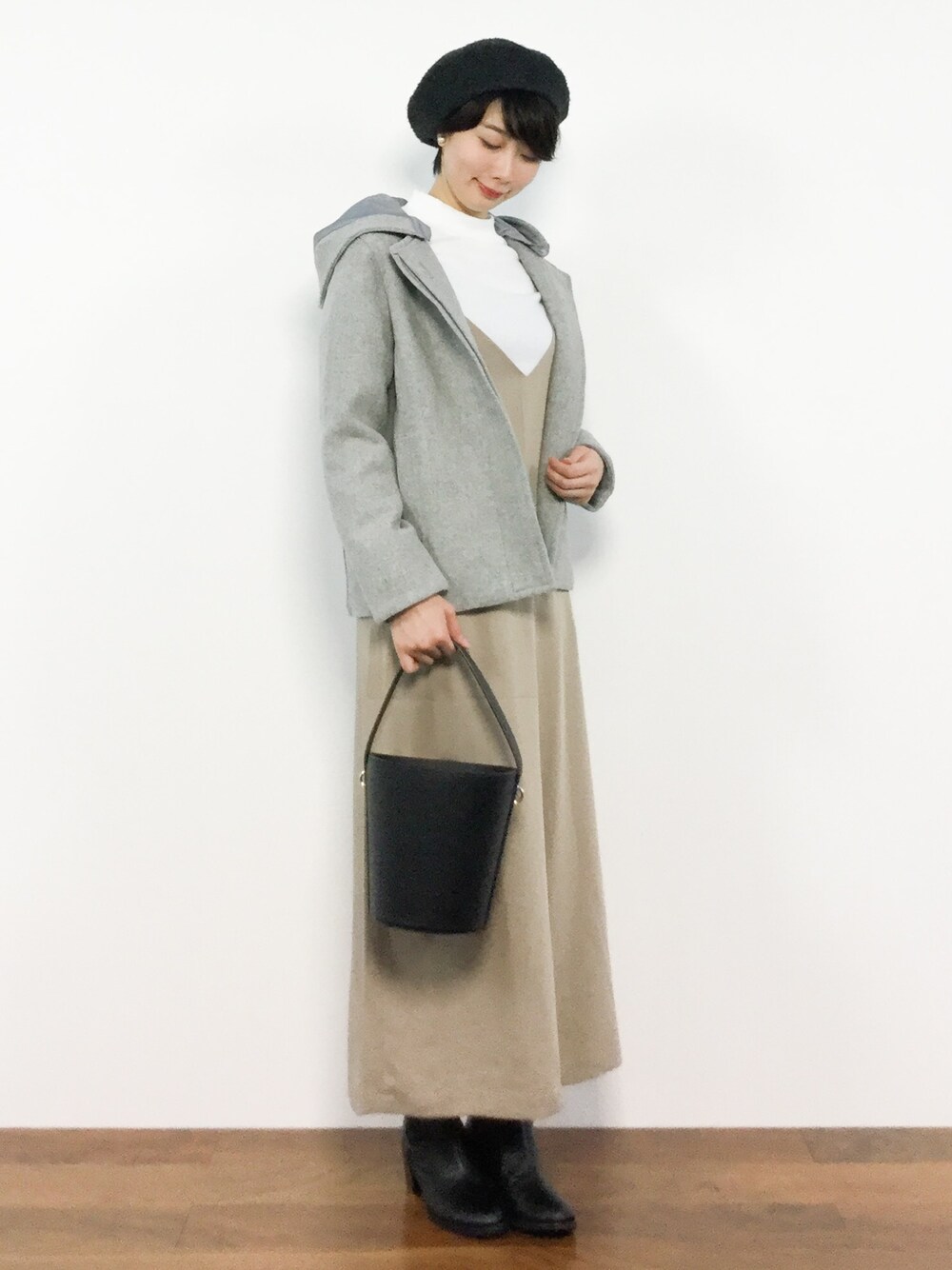 「ベレー帽、ベージュ、オールインワン、大人カジュアル、ショートコート、シンプルコーデ、秋服、秋コーデ、秋冬コーデ、グレーコート」｜「AZUL ENCANTOの【フード取り外し可能】ウールブレンド ショートコート（その他アウター、グレー系）」を使った、三由佳奈さん（レディース・160cm）の冬コーディネートの1枚目の写真