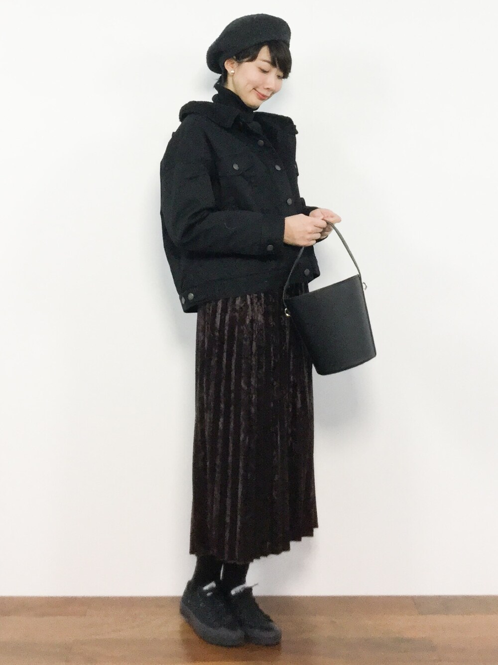 「ボルドー、黒、大人カジュアル、プリーツスカート、ボアジャケット、シンプルコーデ、秋服、秋コーデ、秋冬コーデ、ベロアスカート」｜「Chicoのレースアップボアジャン（ブルゾン、ブラック系）」を使った、三由佳奈さん（レディース・160cm）の冬コーディネートの1枚目の写真