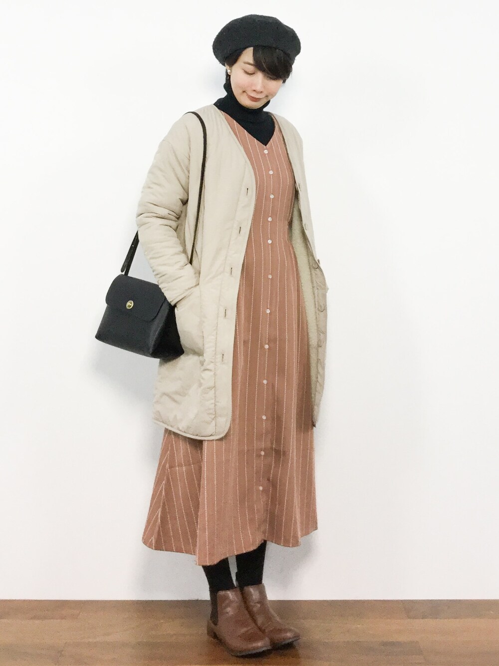 「ベレー帽、ベージュ、ストライプ、大人カジュアル、キルティングコート、ロングワンピース、シンプルコーデ、秋服、秋コーデ、秋冬コーデ」｜「SEVENDAYS=SUNDAYの・リバーシブル Vネックキルティングコート（ノーカラージャケット、ベージュ系）」を使った、三由佳奈さん（レディース・160cm）の冬コーディネートの1枚目の写真