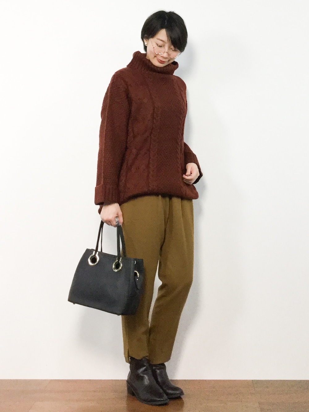 「ケーブルニット、冬コーデ、タートルネックニット、冬服」｜「LUCAのLC/LLL アシンメトリーギャザーパンツ（NEW）（その他パンツ、イエロー系）」を使った、三由佳奈さん（レディース・160cm）の冬コーディネートの1枚目の写真