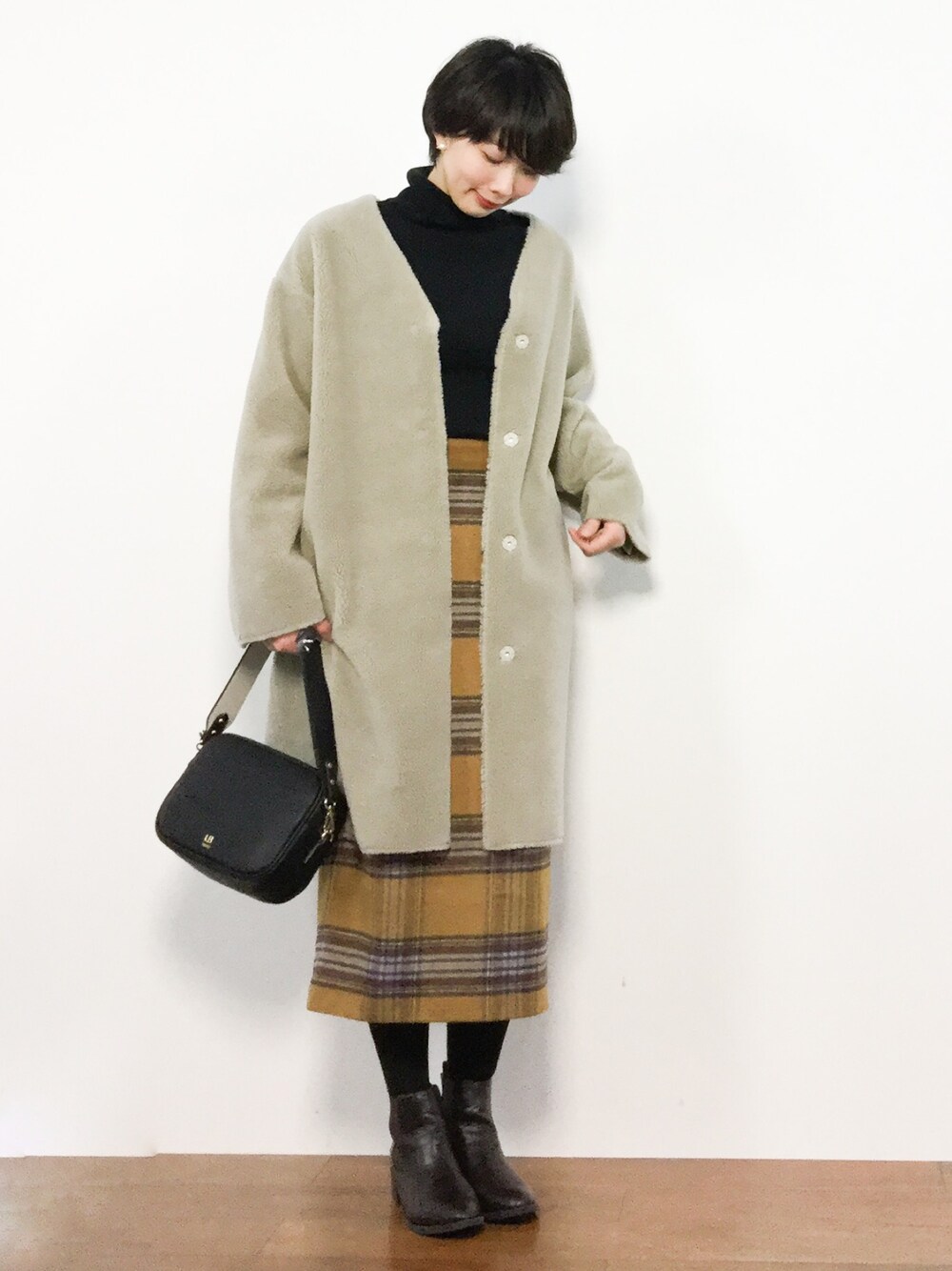 「タイトスカート、ベージュ、冬コーデ、大人カジュアル、キャメル、チェックスカート、シンプルコーデ、冬服、ボアコート、モコモコアウター」｜「A part byのTRキモウチェックタイトミディスカート 770720 （スカート、ブラウン系）」を使った、三由佳奈さん（レディース・160cm）の冬コーディネートの1枚目の写真