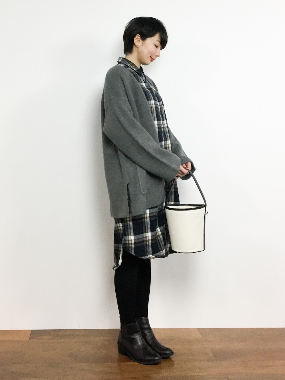 ブラウン系のシャツワンピース、グレー系のカーディガン/ボレロを着用したレディースの冬コーディネートの1枚目の写真