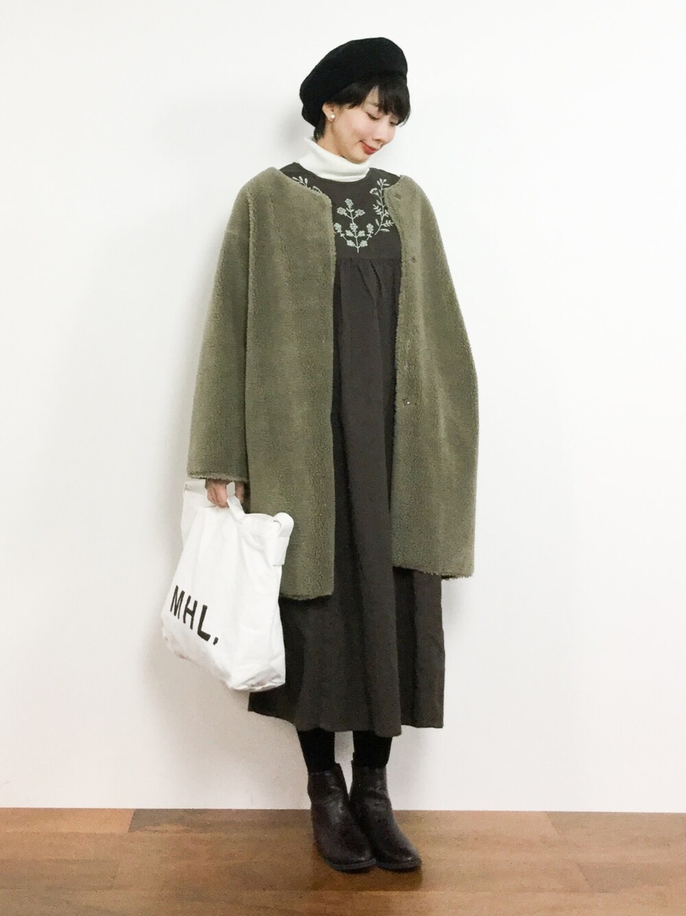 「トートバッグ、ベレー帽、冬コーデ、大人カジュアル、茶色、カーキアウター、シンプルコーデ、ナチュラルスタイル、刺繍ワンピース、ボアコート」｜「MHL.のHEAVY COTTON CANVAS	（ショルダーバッグ、ホワイト系）」を使った、三由佳奈さん（レディース・160cm）の冬コーディネートの1枚目の写真