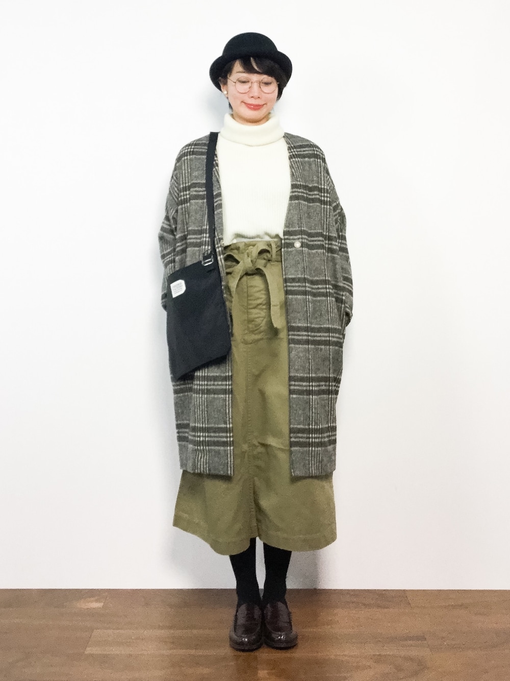 「冬コーデ、白、大人カジュアル、タートルネックニット、チェックコート、シンプルコーデ、ナチュラルスタイル、ベージュスカート、チェックアウター、ZOZO冬セールがスタートしてます！」｜「FREDRIK PACKERSの[WEB限定][別注][フレドリックパッカーズ]fredrik packers MONKS CBバッグ（ショルダーバッグ、ブラック系）」を使った、三由佳奈さん（レディース・160cm）の冬コーディネートの1枚目の写真