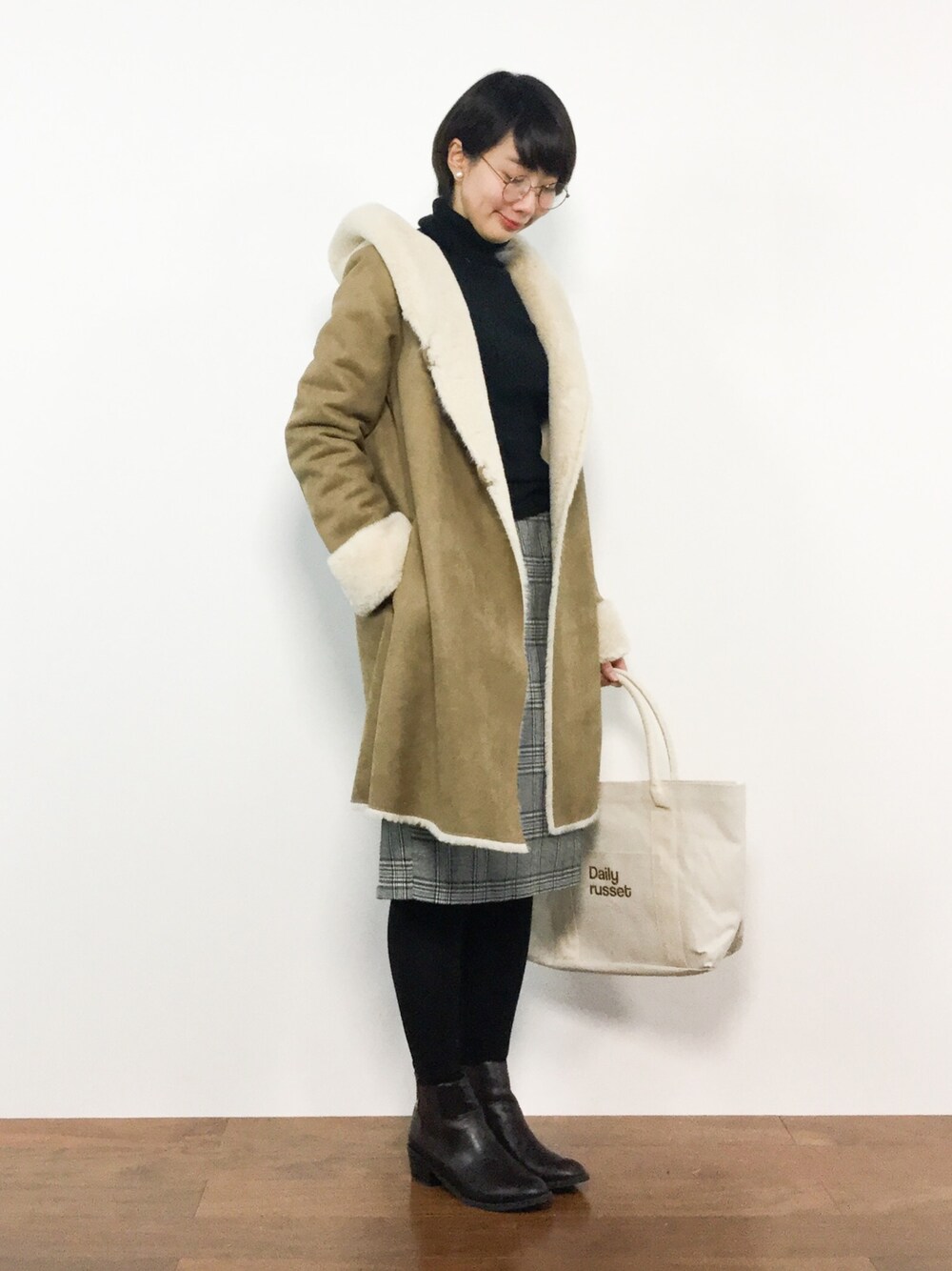 「グレー、ベージュ、めがね、冬コーデ、大人カジュアル、ムートンコート、チェックスカート、シンプルコーデ、ナチュラルスタイル、着用商品は全てセール品です！」｜「PREFERIRのフェイクムートン フードコート【ＯＨＫテレビ みんなのニュース 番組着用】（ムートンコート、ベージュ系）」を使った、三由佳奈さん（レディース・160cm）の冬コーディネートの1枚目の写真