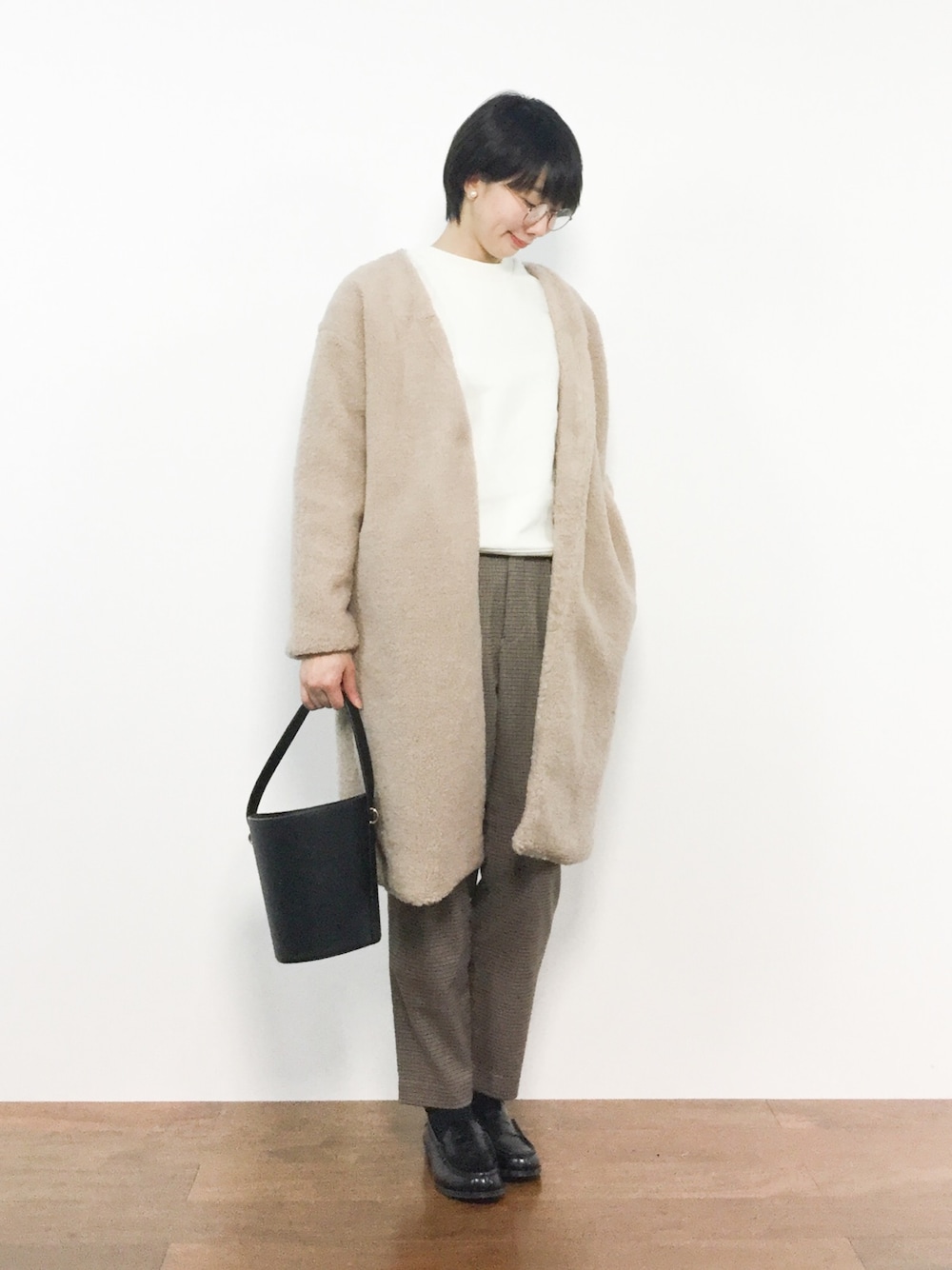 「アウター、ベージュ、冬コーデ、大人カジュアル、チェックパンツ、シンプルコーデ、ナチュラルスタイル、白スウェット、ボアコート、着用商品は全てセール品です！」｜「Luz Llenaのボアノーカラーコート（ノーカラージャケット、ベージュ系）」を使った、三由佳奈さん（レディース・160cm）の冬コーディネートの1枚目の写真