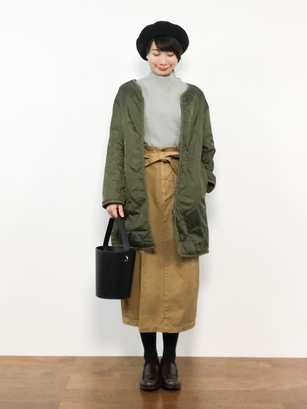「グレー、ベレー帽、冬コーデ、大人カジュアル、カーキアウター、ハイネックニット、キルティングコート、ナチュラルスタイル、ベージュスカート、着用商品は全てセール品です！」｜「earth music&ecologyのリバーシブルキルティングコート（ノーカラージャケット、グリーン系）」を使った、三由佳奈さん（レディース・160cm）の冬コーディネートの1枚目の写真