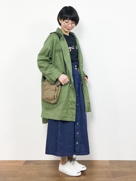 三由佳奈さんの「【WEB限定】デニムフロントボタンフレアロングスカート」を使ったコーディネート