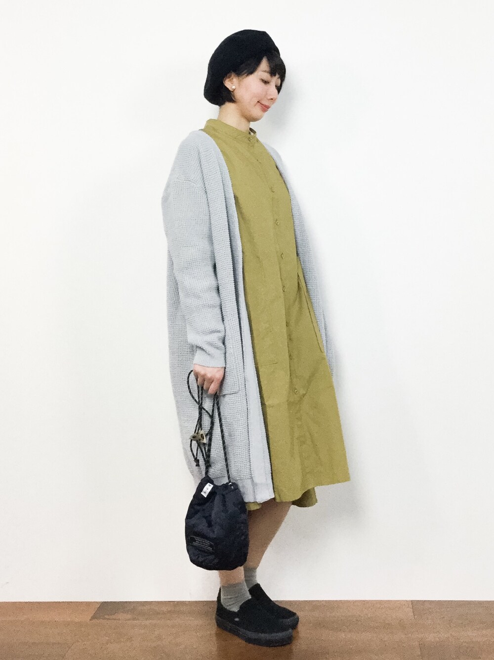 ベージュ系のシャツワンピース、グレー系のその他アウター、ブルー系のショルダーバッグを着用したレディースの冬コーディネートの1枚目の写真