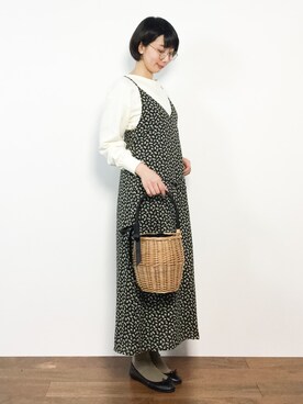 「小花柄ワンピース」｜「アイテム（スウェット）」を使った、三由佳奈さん（レディース・160cm）の冬コーディネート