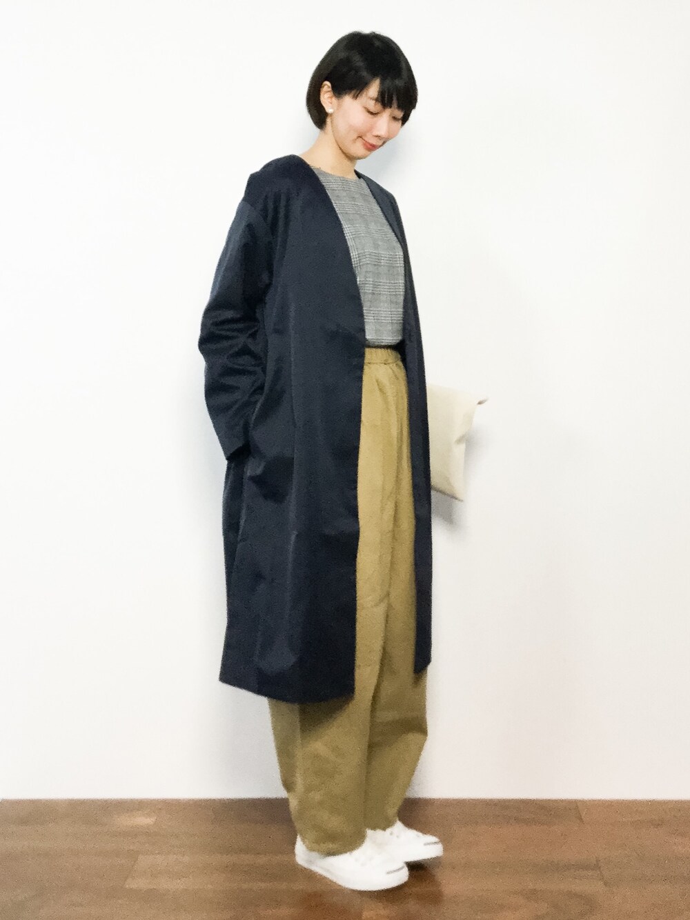 「グレー、ネイビー、スニーカーコーデ、ノーカラーコート、大人コーデ、グレンチェック、シンプルコーデ、ベージュパンツ、ナチュラルスタイル、春コーデ」｜「URBAN RESEARCH Sonny Labelのグレンチェックカットプルオーバー（Tシャツ/カットソー、その他）」を使った、三由佳奈さん（レディース・160cm）の冬コーディネートの1枚目の写真