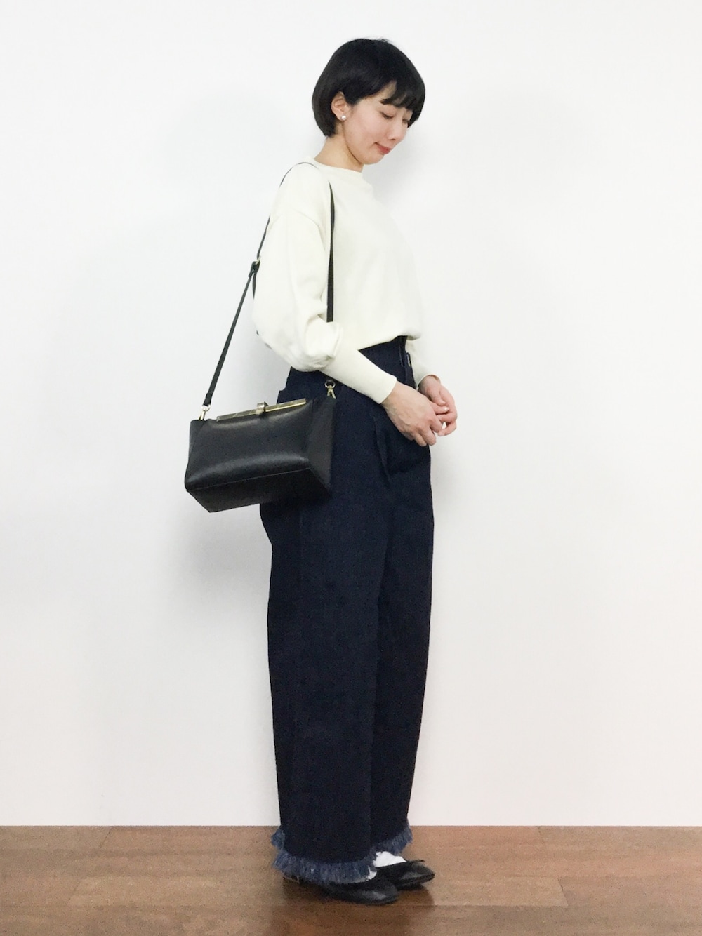 「ベーシック、大人カジュアル、ワイドパンツ、デニムパンツ、バレエシューズ、白ニット、シンプルコーデ、ナチュラルスタイル、春コーデ、ボートネックニット」｜「FRAMeWORKのボートネックプルオーバー◆（ニット/セーター、ホワイト系）」を使った、三由佳奈さん（レディース・160cm）の冬コーディネートの1枚目の写真